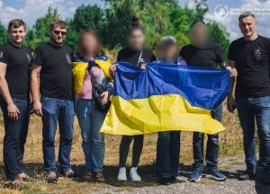 З окупованої Луганщини вдалося повернути доньку та сина, які вже зустрілися з мамою (фото)