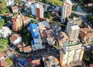 В Аргентині обвалився 10-поверховий готель, під завалами перебувають люди (фото)