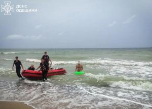 На Одещині водолази врятували чоловіка у відкритому морі (фото)