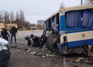 Окупанти обстріляли зупинку в Новій Каховці: 4 загиблих, ще 13 постраждалих (фото, відео)