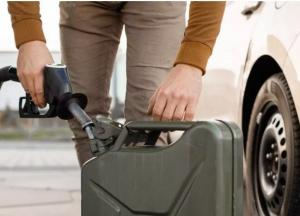 Бензиновий цугцванг: росіянам заборонили зберігати у гаражах будь-які легкозаймисті рідини